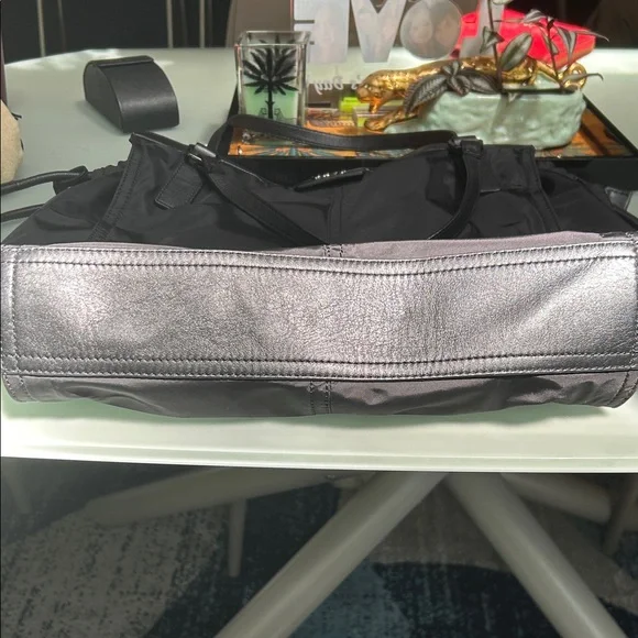 Burberry ❤️🤍🖤 Black Tote Bag (EUC) - Picture 7 of 12